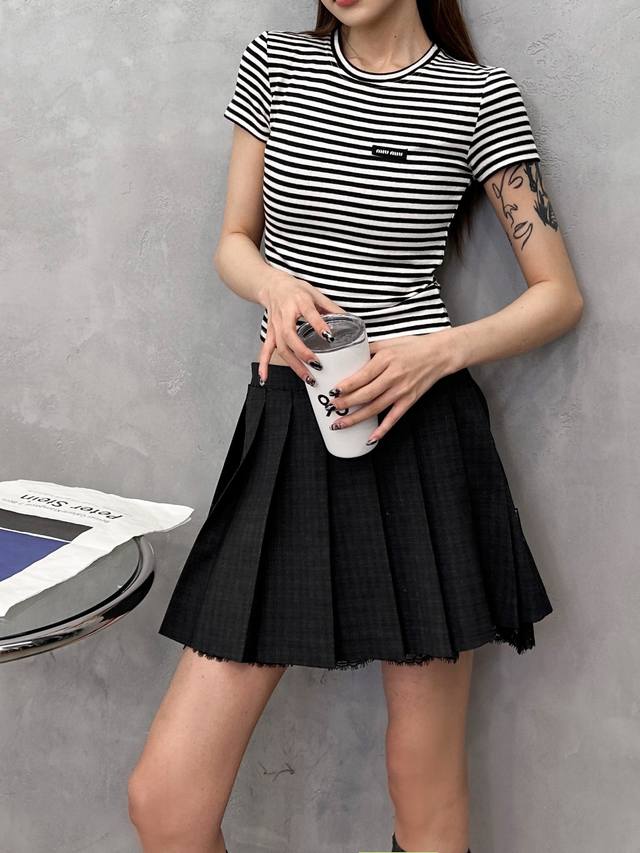 Miu | New short-sleeved T-shirt, classic embroidered label, rayon striped fabric