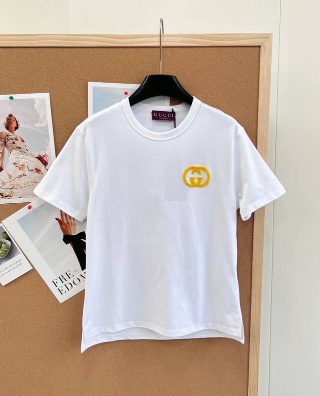 Gucci 双G紫色毛巾绣短袖T恤 经典双G Logo用紫色毛巾绣呈现,软糯立体 干净纯白底色,温柔又显气质 纯棉面料亲肤透气,微微宽松版型藏肉显瘦,日常通勤、 Gucci 双G紫色毛巾绣短袖T恤 经典双G Logo用紫色毛巾绣呈现,软糯立体 干净纯白底色,温柔又显气质 纯棉面料亲肤透气,微微宽松版型藏肉显瘦,日常通勤、