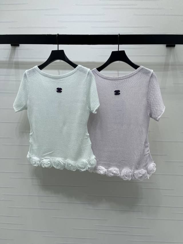 上新原单高端品质 Chane* 2026春夏最新系列！圆领玫瑰针织短袖！定制丝毛针织材质 细腻柔软 圆领针织短袖剪裁 衣摆点缀一圈立体玫瑰花 细节诠释了甜美浪漫