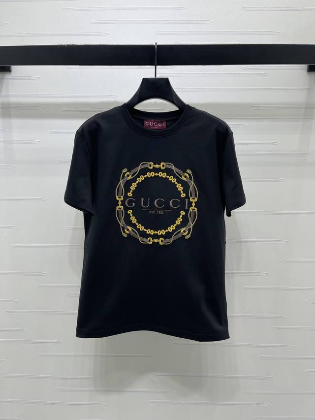 上新原单高端品质 Gucc*2026早春最新系列!同步 刺绣圆领短袖T恤!定制原生全棉材质,透气舒适,质感十足,宽松短袖T恤裁剪,采用克重纯棉制成,垂坠感十足, 上新原单高端品质 Gucc*2026早春最新系列!同步 刺绣圆领短袖T恤!定制原生全棉材质,透气舒适,质感十足,宽松短袖T恤裁剪,采用克重纯棉制成,垂坠感十足,