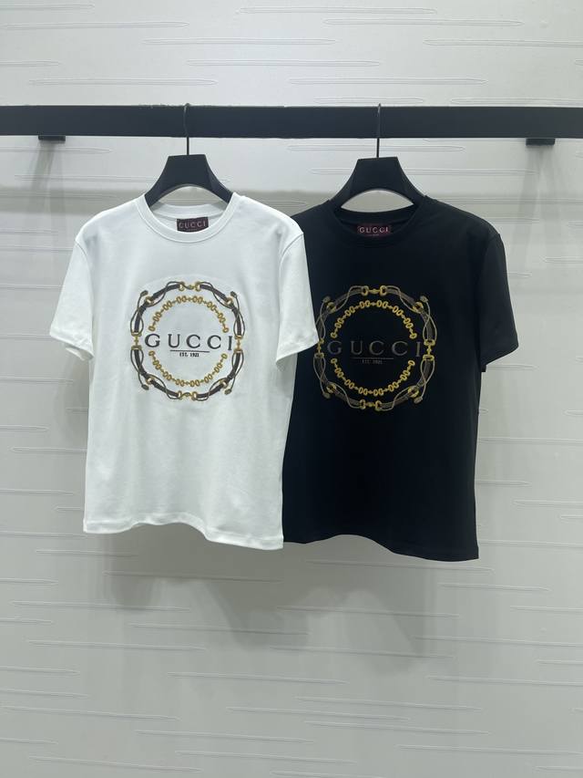上新原单高端品质 Gucc*2026早春最新系列!同步 刺绣圆领短袖T恤!定制原生全棉材质,透气舒适,质感十足,宽松短袖T恤裁剪,采用克重纯棉制成,垂坠感十足, 上新原单高端品质 Gucc*2026早春最新系列!同步 刺绣圆领短袖T恤!定制原生全棉材质,透气舒适,质感十足,宽松短袖T恤裁剪,采用克重纯棉制成,垂坠感十足,