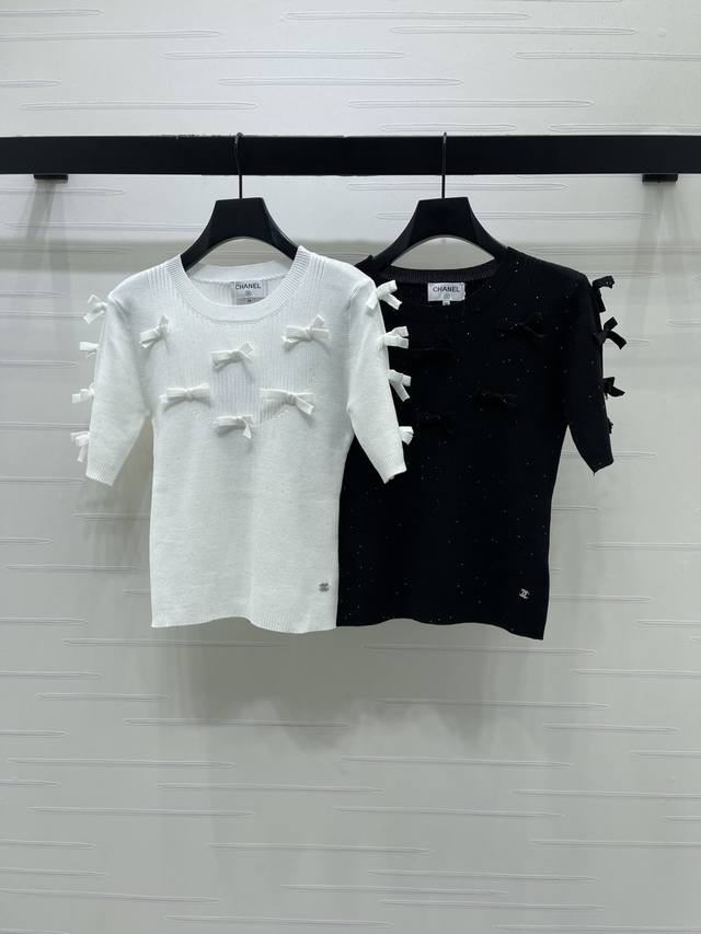 上新原单高端品质 Chane* 2026春夏最新系列！立体蝴蝶结针织短袖！定制纯手工编织蝴蝶结，优雅又高级。前襟立体蝴蝶结装饰细节满分，层次感十足。针织面料柔软