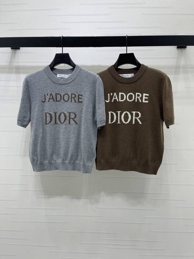 上新原端高端品质 Dio* 2026春夏新款系列！撞色字母针织短袖！定制棉毛纱线织造 质感高级 舒适柔软 圆领短袖上衣剪裁 密实针织细腻凸显品牌质感 领口螺纹包