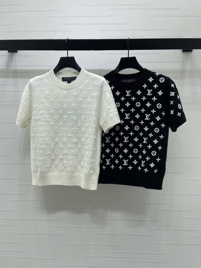 上新原单高端品质Louis Vui*Ton 2026早春最新系列！刺绣提花针织短袖！ 定制羊毛纱线织造 柔软舒适 经典老花立体刺绣 高级格调一键拉满 圆领针织短