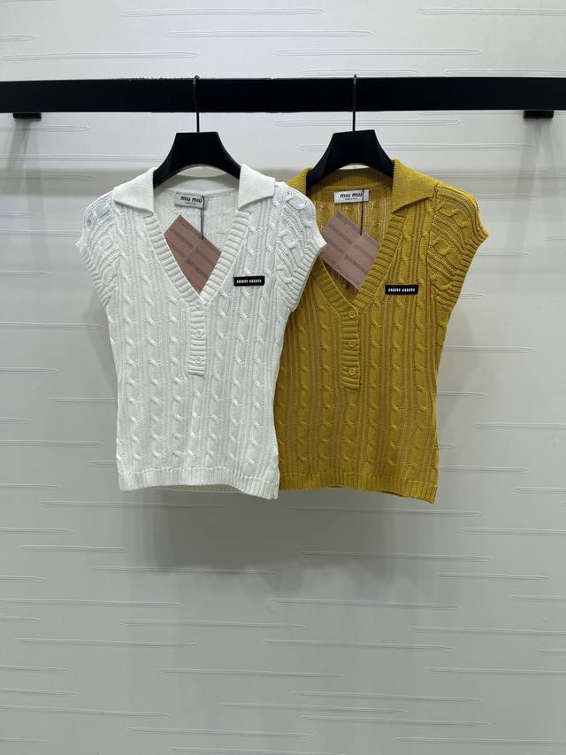 上新原单高端品Miumi* 2026早春最新系列！麻花V领针织背心！定制进口纱线织造 舒适软糯 穿搭洋气 V领翻领针织背心 修饰颈部锁骨线条轻松显瘦 通体麻花钩