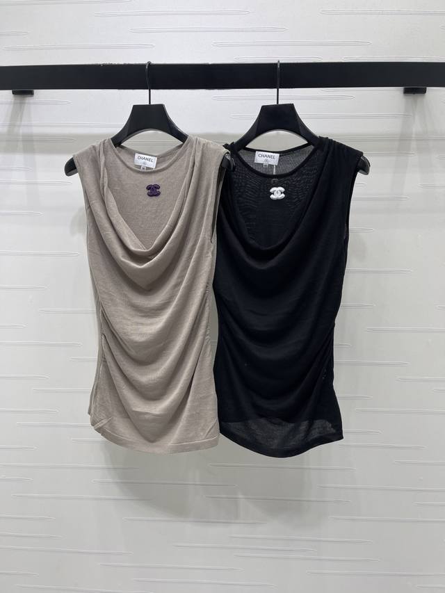 上新原单高端品质 Chane* 2026早春最新系列！荡领针织假两件吊带背心！定制全棉纱线织造 柔软亲肤 舒适有型 荡领针织背心剪裁 贴身身材 调节松紧 恰当露