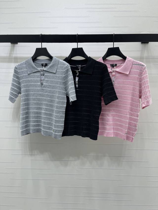 上新原单高端品质 Chane* 2026春夏最新系列！翻领拼接针织短袖！定制丝毛纱线织造 质感高级舒适 翻领针织短袖剪裁 精致双C扣连接半开襟 彰显品牌个性 凸