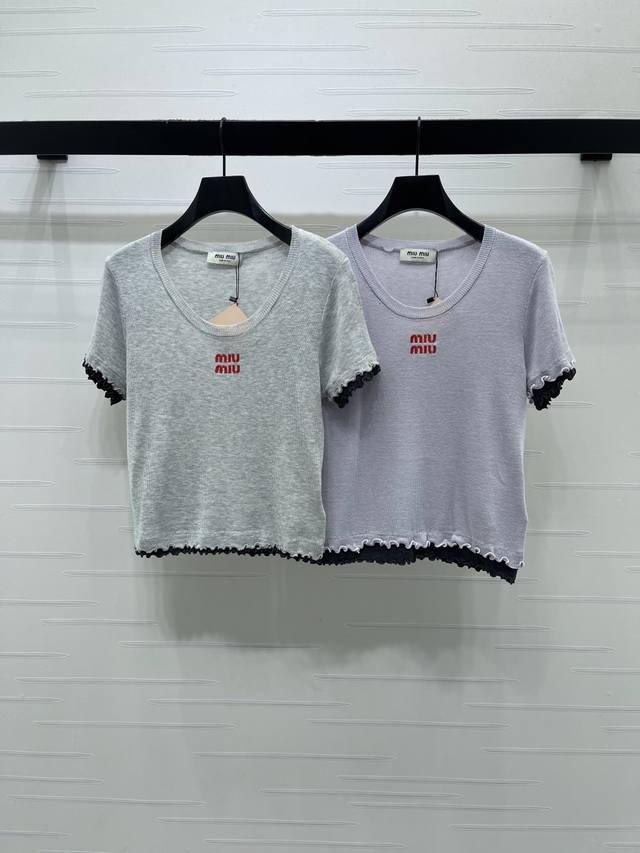 上新原单高端品质 Miumi*2026早春最新系列！花边针织短袖！定制纱线织造 质感高级舒适 花边针织短袖剪裁 胸前装点字母徽标图案 彰显品牌个性 凸显穿搭高级
