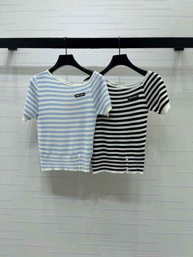 上新原单高端品Miumi* 2026春夏最新系列！斜肩条纹针织短袖！定制进口针织纱线材质织造 质感高级 细腻坑条柔软舒适 通体条纹交织形成碰撞 胸口贴布字母刺绣