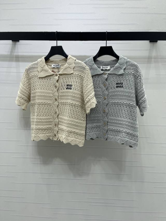 上新原单高端品Miumi* 2026春夏最新系列！钩花翻领针织短袖开衫！定制进口纱线织造 质感十足 针织短袖开衫翻领剪裁 成衣选用高级走针工艺 通体钩织镂空图案