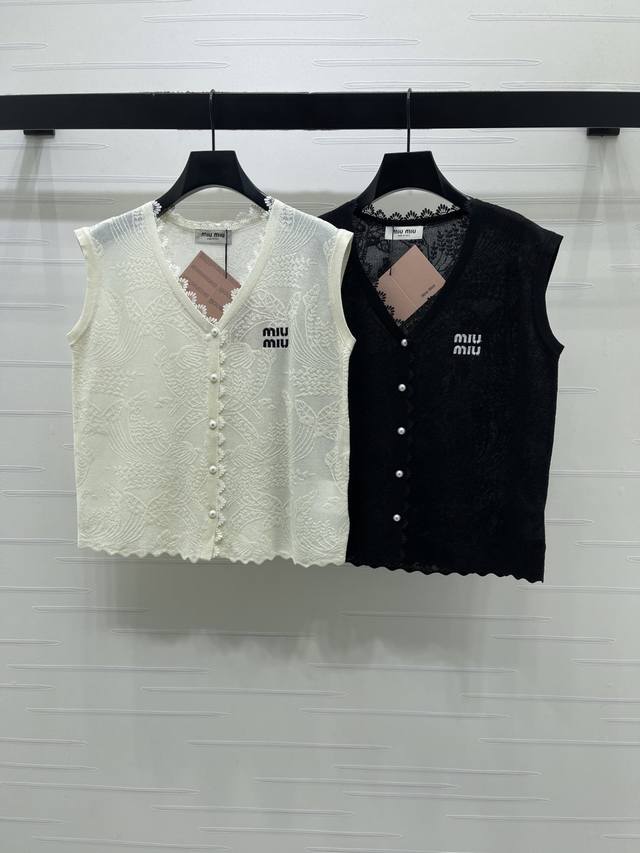 上新原单高端品Miumi* 2026春夏最新系列！蕾丝花边V领针织背心！定制进口针织纱线材质织造 轻薄柔软舒适 精致珍珠纽扣点缀设计胸前标志性刺绣字母微标 大身