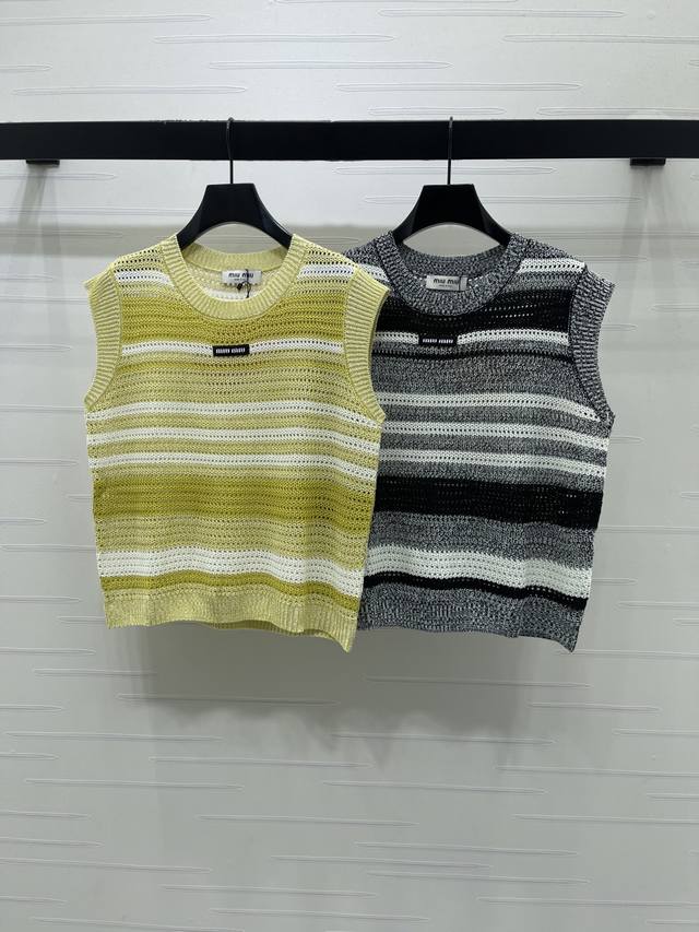上新原单高端品质 Miumi*2026春夏最新系列！镂空条纹针织背心！定制进口纱线织造 质感高级 舒适透气 圆领背心剪裁 通体利用镂空条纹钩针肌理撞色条纹交织