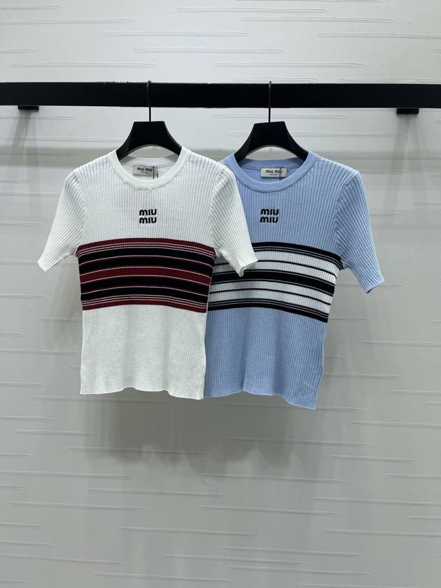 上新原单高端品Miumi* 2026春夏最新系列！刺绣圆领针织短袖！定制进口针织纱线材质织造 质感上乘 弹力十足 圆领短袖剪裁 通体撞色条纹交织 胸前标志性字母