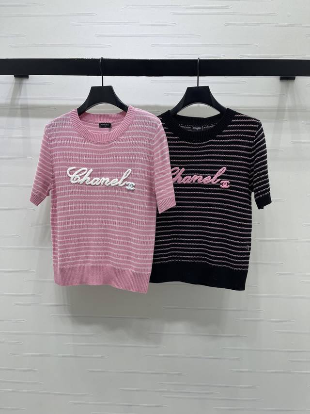 上新原单高端品质 Chane* 2026春夏最新系列！条纹圆领针织短袖！定制丝毛针织纱线材质织造 质感高级 舒适柔软 圆领针织短袖剪裁 以弹力螺纹包边收窄 通体