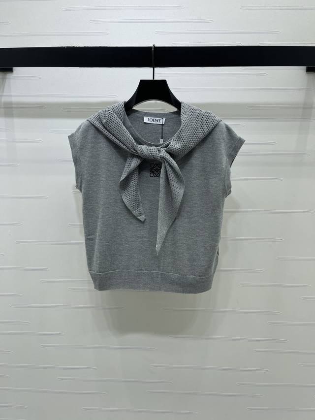 上新原单高端品质Loew* 2026早春最新系列！披肩镂空针织背心！定制进口纱线织造 质感高级舒适 圆领针织背心上衣剪裁 成衣通体素色打底 外置镂空披肩可松可系