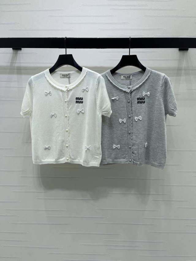 上新原单高端品Miumi* 2026春夏最新系列！波点蝴蝶结针织短袖开衫！定制丝毛针织材质织造 柔软舒适 前襟点缀精致蝴蝶结设计胸前标志性字母刺绣微标点缀 少女
