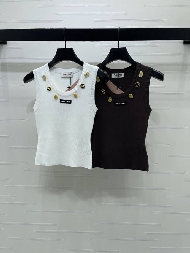 上新原单高端品Miumi* 2026春夏最新系列！U领针织背心！定制冰丝针织材质 柔软舒适 质感高级 领口定制五金畸形纽扣配件装饰 高级时髦 通体竖坑条肌理花纹