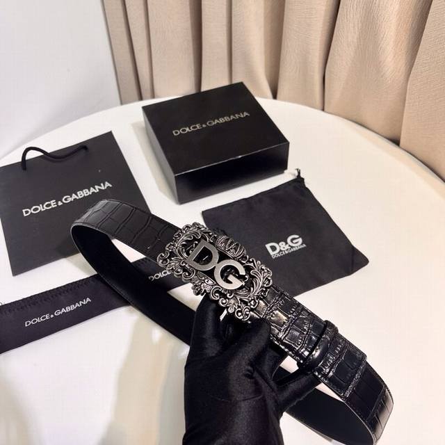Dolce & Gabbana new saddle leather belt, a simple accessory adorned with a perso