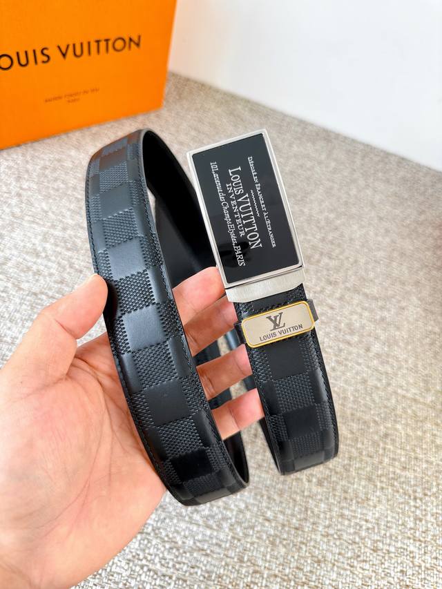 品名：Lv..路易..威登 腰带原单自动带 皮带 型号：自动扣，纯钢材质自动扣，头层牛皮自动带身，实物拍摄 材料：百分百头层牛皮，保证真皮。24K纯钢扣，永不掉