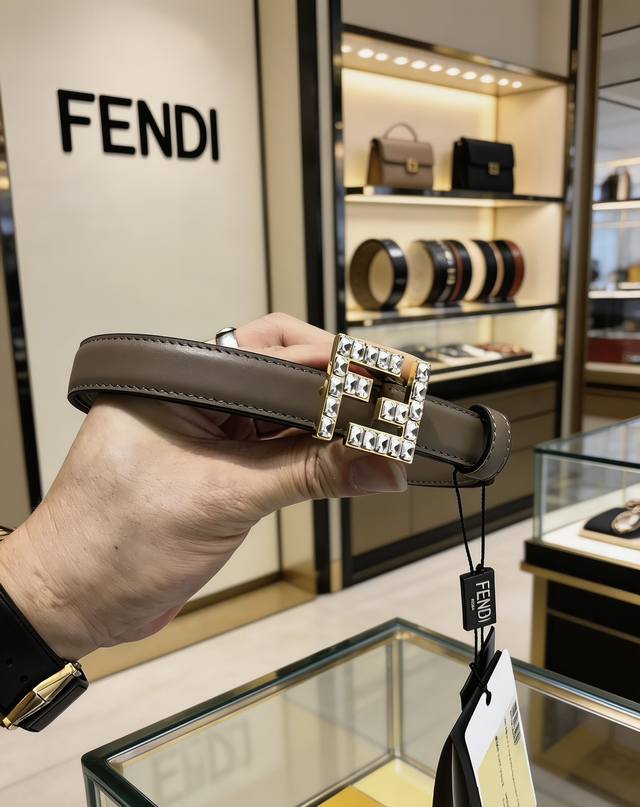 配送专柜包装 打孔针 特批 宽20 Mm，原单进口双面头层牛皮，搭配原单钌钯电镀F方块水晶钻扣，手感.油边近乎完美，原产小牛皮料定制，双面可用，质感无可挑剔，出