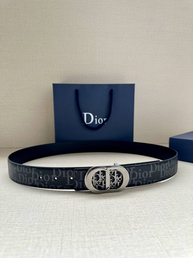 This 35mm reversible belt combines elegant sophistication with modern style. The