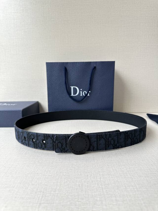 Width 3.5cm This Dior Charm belt buckle is a new addition to the summer menswear