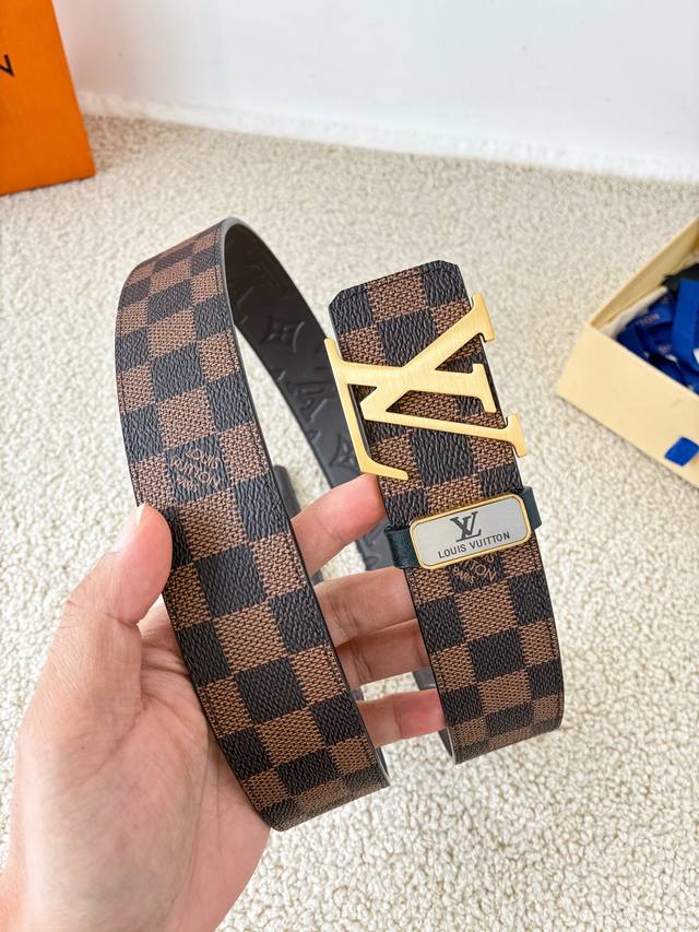 品名： Lv..路易..威登腰带皮带原单 型号：挂扣，经典纯钢材质挂扣，头层牛皮，图片实物拍摄 材料：头层牛皮，挂扣系列，纯钢材质扣头，钯镀电镀工艺永不掉色。原
