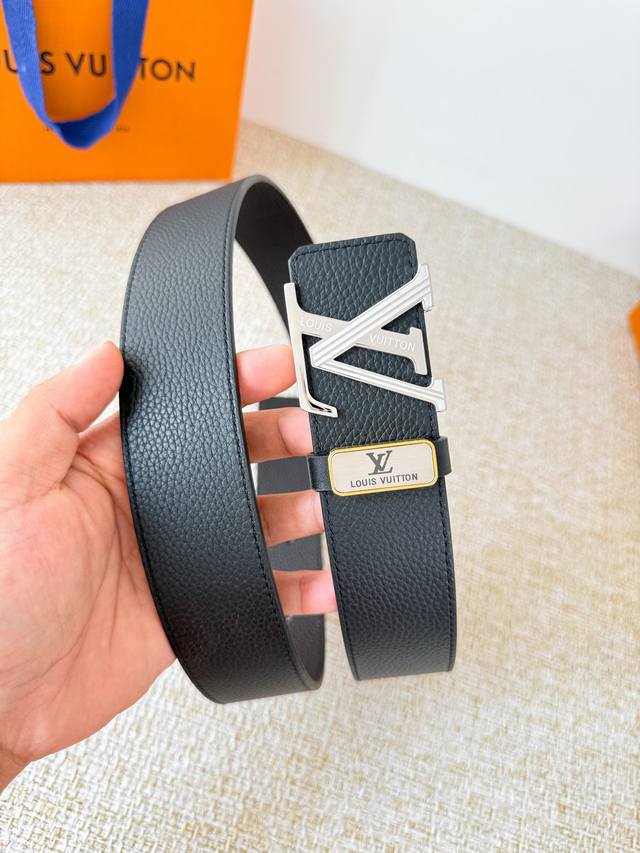 品名： Lv..路易..威登腰带皮带原单 型号：挂扣，经典纯钢材质挂扣，头层牛皮，图片实物拍摄 材料：头层牛皮，挂扣系列，纯钢材质扣头，钯镀电镀工艺永不掉色。原