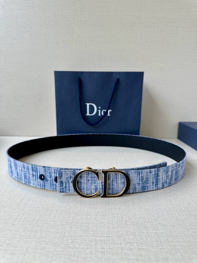 宽度3.5Cm Dior 这款砂黑 金 白 枪多色饰面 不锈钢腰带扣是春季男装系列新品，展示 Cd30 标志，灵感源自 B30 运动鞋。可与各式 35 毫米腰带
