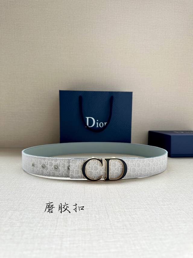 3.5cm Width. This Dior belt buckle features a brushed "Cd" logo design and is cr