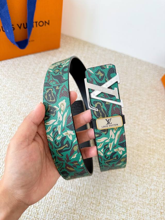 品名： Lv..路易..威登腰带皮带原单 型号：挂扣，经典纯钢材质挂扣，头层牛皮，图片实物拍摄 材料：头层牛皮，挂扣系列，纯钢材质扣头，镀钯电镀工艺永不掉色。原