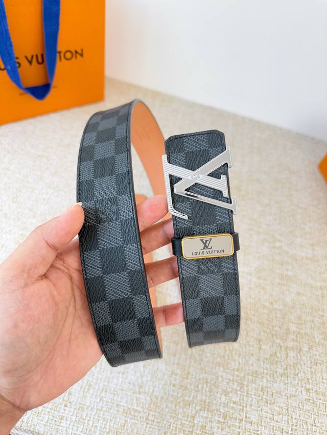 品名： Lv..路易..威登腰带皮带原单 型号：挂扣，经典纯钢材质挂扣，头层牛皮，图片实物拍摄 材料：头层牛皮，挂扣系列，纯钢材质扣头，钯镀电镀工艺永不掉色。原