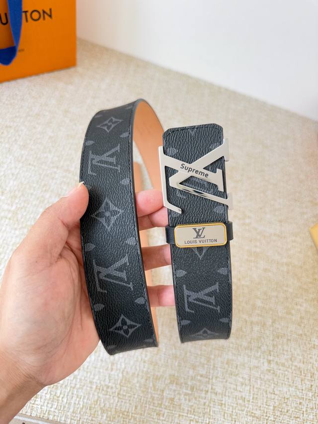 品名： Lv..路易..威登腰带皮带原单 型号：挂扣，经典纯钢材质挂扣，头层牛皮，图片实物拍摄 材料：头层牛皮，挂扣系列，纯钢材质扣头，钯镀电镀工艺永不掉色。原