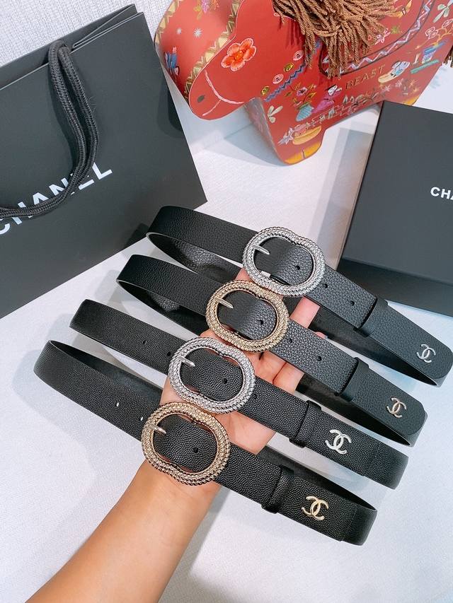This Chanel belt is absolutely stunning! The woven buckle and double C logo are This Chanel belt is absolutely stunning! The woven buckle and double C logo are
