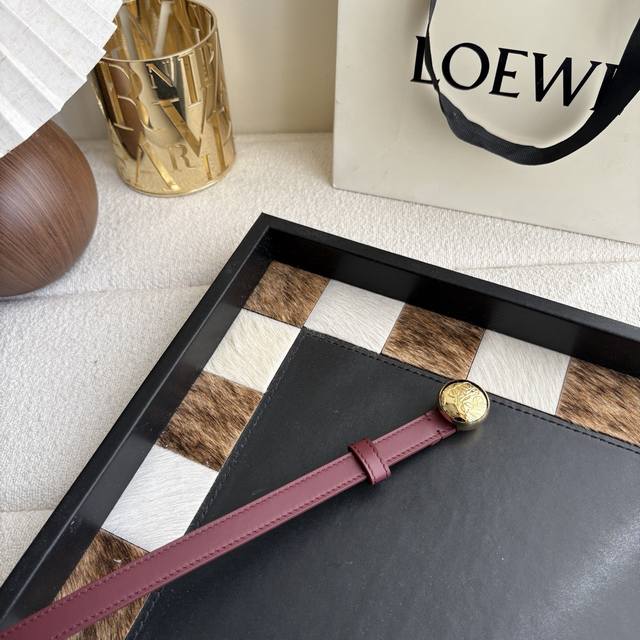 New Loewe smooth calfskin leather belt, adorned with a metal Loewe logo, 1.5cm w New Loewe smooth calfskin leather belt, adorned with a metal Loewe logo, 1.5cm w