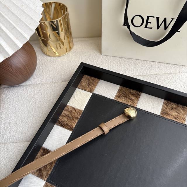 New Loewe smooth calfskin leather belt, adorned with a metal Loewe logo, 1.5cm w New Loewe smooth calfskin leather belt, adorned with a metal Loewe logo, 1.5cm w
