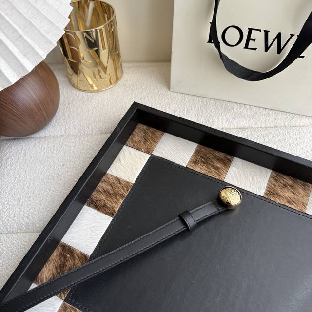 New Loewe smooth calfskin leather belt, adorned with a metal Loewe logo, 1.5cm w New Loewe smooth calfskin leather belt, adorned with a metal Loewe logo, 1.5cm w