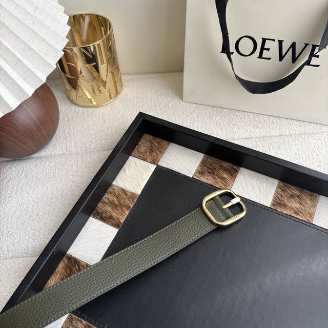 New Loewe soft grained calfskin leather belt, round buckle, 3.2cm wide, five-hol New Loewe soft grained calfskin leather belt, round buckle, 3.2cm wide, five-hol