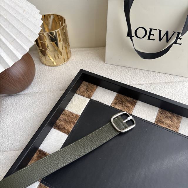 New Loewe soft grained calfskin leather belt, round buckle, 3.2cm wide, five-hol New Loewe soft grained calfskin leather belt, round buckle, 3.2cm wide, five-hol