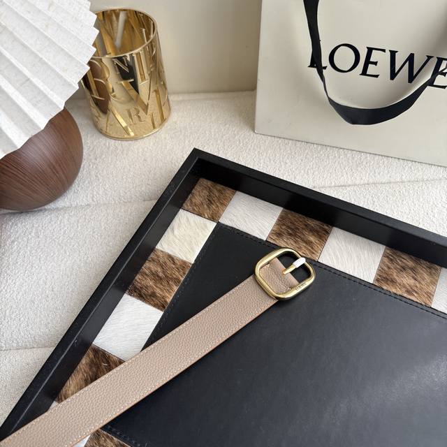 New Loewe soft grained calfskin leather belt, round buckle, 3.2cm wide, five-hol New Loewe soft grained calfskin leather belt, round buckle, 3.2cm wide, five-hol