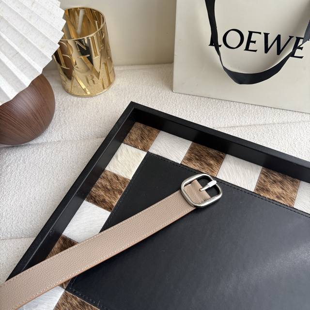 New Loewe soft grained calfskin leather belt, round buckle, 3.2cm wide, five-hol New Loewe soft grained calfskin leather belt, round buckle, 3.2cm wide, five-hol