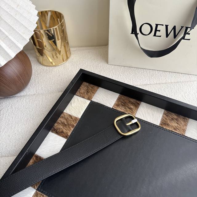 New Loewe soft grained calfskin leather belt, round buckle, 3.2cm wide, five-hol New Loewe soft grained calfskin leather belt, round buckle, 3.2cm wide, five-hol