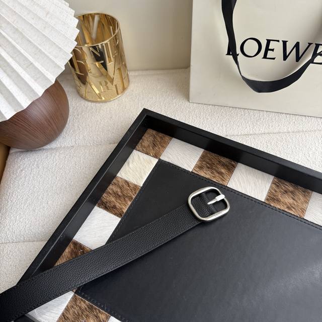 New Loewe soft grained calfskin leather belt, round buckle, 3.2cm wide, five-hol New Loewe soft grained calfskin leather belt, round buckle, 3.2cm wide, five-hol