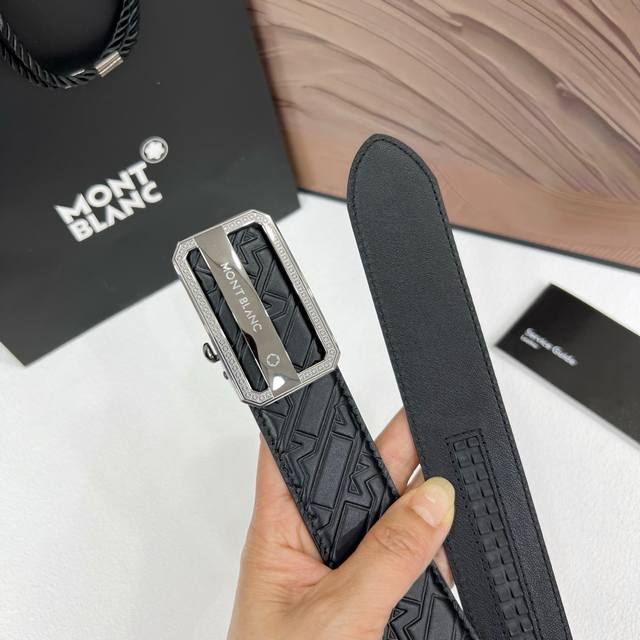 Brand: Montblanc new imported calfskin leather, with a delicate and soft feel. P