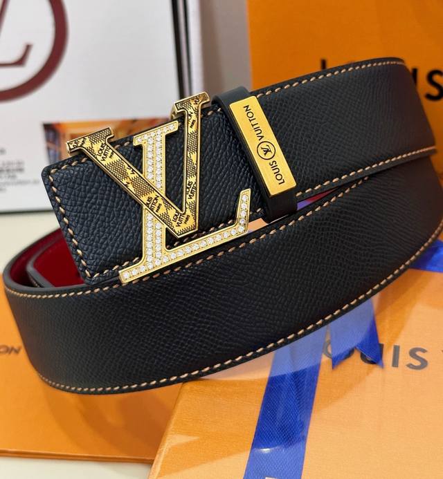 皮带：Lv.路易威登顶级复刻- 腰带：原单品质百分百进口原厂头层牛皮，保证真皮。内穿暗扣尾巴自动滑道系列，雕花镂空镶钻石设计24K纯钢扣材质，采用真空电镀工艺