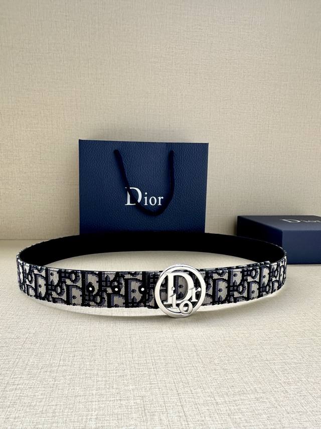 Dior 3.5cm Width. This gold-finished brass belt buckle is a new addition to the