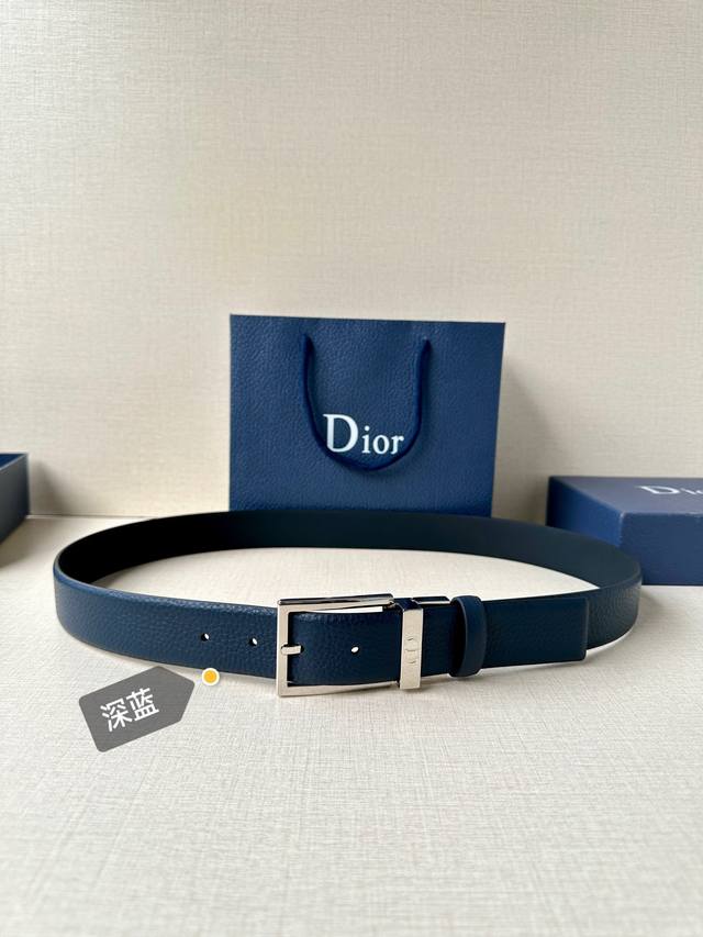 This 35mm belt blends elegance and modern style. It features a reversible design