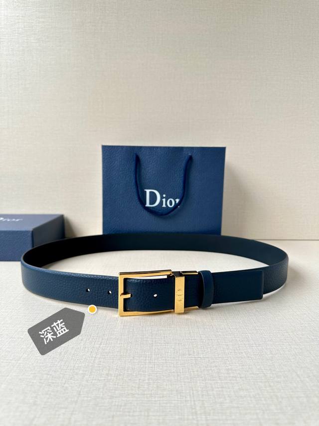This 35mm belt blends elegance and modern style. It features a reversible design