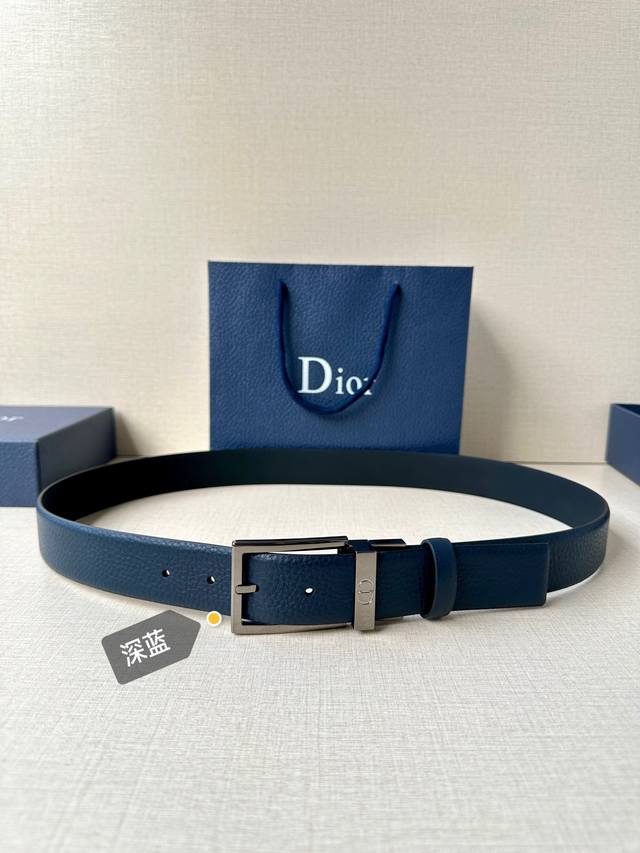 This 35mm belt blends elegance and modern style. It features a reversible design