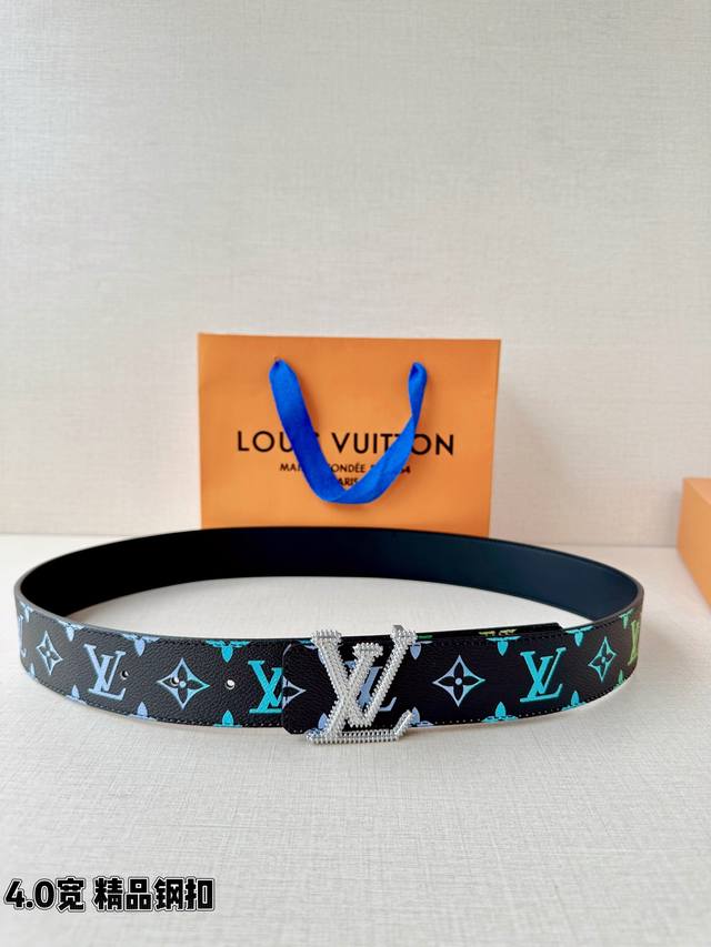 Lv Initiales 4.0宽 腰带焕新标志性设计，以经典 帆布和柔软牛皮革呈现双面风尚，经典丝印路易威登Logo Lv 字母搭扣散发前卫气息，提供多种造型